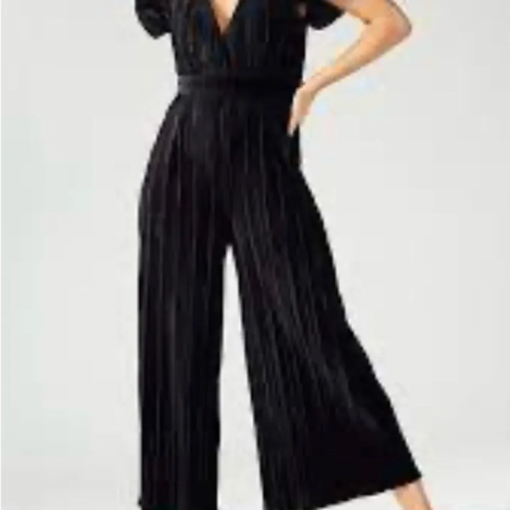 MINKPINK Black Lex Velvet V-Neck Wide Leg Cropped  Back Tasseled Tie Jumpsuit S